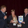 Thị trưởng thành phố Vigneux-sur-Seine, ông Serge Poinsot, trao quà cho Công sứ Đặng Giang tại buổi lễ. (Ảnh: Bích Hà/Vietnam+)
