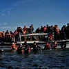 Người di cư tới đảo Lesbos từ Thổ Nhĩ Kỳ sau khi vượt biển Aegean. (Nguồn: AFP/TTXVN)