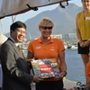 Đại sứ Lê Huy Hoàng tặng quà cho thuyền trưởng Wendy Tuck. (Nguồn: Vietnam+)
