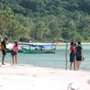 Bờ cát trắng mịn và làn nước trong xanh như ngọc của Bãi Sao, Phú Quốc cuốn hút du khách quốc tế. (Ảnh: Trường Giang/TTXVN)