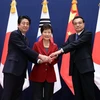 Tổng thống Hàn Quốc Park Geun-hye (giữa), Thủ tướng Trung Quốc Lý Khắc Cường (phải) và Thủ tướng Nhật Bản Shinzo Abe trong cuộc gặp lịch sử tại Seoul.(Nguồn: THX/ TTXVN)