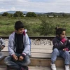 Trẻ em tị nạn cùng gia đình chờ chuyến tàu sau khi vượt qua biên giới Hy Lạp-Macedonian gần Gevgelija, Macedonia. (Nguồn: AFP)