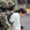 Cảnh sát dẫn độ El Chapo tại Mexico City ngày 22/2/2014. (Nguồn: THX/TTXVN)