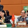 Phó Tổng Kiểm toán Nguyễn Quang Thành (phải) biểu quyết thông qua chương trình nghị sự phiên họp ASEANSAI lần thứ 3. (Ảnh: Xuân Khu/TTXVN)