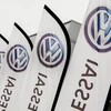 Logo của hãng Volkswagen tại một chi nhánh ở Dunkerque, miền Bắc Pháp. (Nguồn: AFP/TTXVN)