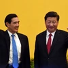 Chủ tịch Trung Quốc Tập Cận Bình (phải) và Tổng thống Đài Loan Mã Anh Cửu. (Nguồn: AFP/TTXVN)