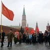 Đông đảo người dân Nga tham gia cuộc tuần hành tới đặt hoa tại Lăng Vladimir Lênin trên Quảng trường Đỏ nhân kỷ niệm 96 năm Cách mạng tháng Mười Nga vĩ đại. (Nguồn: AFP/TTXVN)