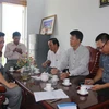 Lãnh đạo thành phố Tam Kỳ (trái) trao đổi với phóng viên vào sáng ngày 11/11. (Ảnh: Nguyễn Sơn/Vietnam+)