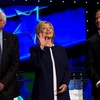 Từ trái qua: Thượng nghị sỹ Bernie Sanders, cựu Ngoại trưởng Hillary Clinton và Thống đốc bang Maryland Martin O'Malley trước cuộc tranh luận do CNN tổ chức tại Las Vegas. (Nguồn: yahoo.com)