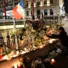 Thắp nến và đặt hoa tưởng niệm các nạn nhân vụ tấn công khủng bố trên quảng trường ở Le Mans, miền Tây Pháp. (Nguồn: AFP/TTXVN)