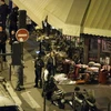 Cảnh sát điều tra tại hiện trường vụ tấn công khủng bố ở nhà hàng trung tâm Paris. (Nguồn: AFP/TTXVN)