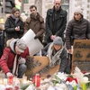 Người dân Canada thắp nến tưởng niệm các nạn nhân vụ tấn công khủng bố ở Pháp bên ngoài Lãnh sự quán Pháp ở thành phố Quebec. (Nguồn: AFP/TTXVN)
