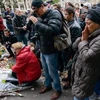 Người dân đặt hoa thắp nến gần Nhà hát Bataclan ở thủ đô Paris, một trong những nơi xảy ra các vụ tấn công khủng bố. (Nguồn: Kyodo/TTXVN)