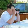 Nhà lãnh đạo Triều Tiên Kim Jong-un theo dõi một vụ bắn thử tên lửa chống hạm kiểu mới. (Nguồn: Yonhap/TTXVN)