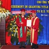 Cựu Đại sứ Yoo Tae Hyun (trái) nhận Bằng chứng nhận danh hiệu Giáo sư danh dự. (Ảnh: Phạm Kha/TTXVN)