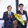 Ngân hàng Vietcombank nhận Giải thưởng “Ngân hàng Bán lẻ tiêu biểu 2015.” (Ảnh: Hoàng Hải/TTXVN)