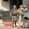 Lực lượng an ninh gác tại khu vực phía trước khách sạn Radisson Blu ở Bamako. (Nguồn: AFP/TTXVN)