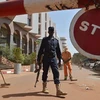 Cảnh sát Mali gác bên ngoài khách sạn Radisson Blu. (Nguồn: AFP/TTXVN)