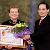 Thứ trưởng Ngoại giao Lê Hoài Trung trao Huân chương Hữu nghị cho bà Katherine Muller-Marin. (Ảnh: An Đăng/TTXVN)