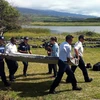 Chuyển mảnh vỡ máy bay được nghi là của MH370 trên đảo Reunion. (Nguồn: AFP/TTXVN)