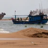 Cửa biển Đà Diễn bị bồi lấp cát, nên tàu thuyền ra, vào rất khó khăn. (Ảnh: Thế Lập/TTXVN)