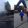 Một container chứa chất phốtpho bốc cháy dữ dội khi đang bốc dỡ