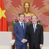 Chủ tịch Quốc hội Nguyễn Sinh Hùng tiếp Đại sứ Lào Thongsavanh Phomvihane. (Ảnh: Nhan Sáng/TTXVN)