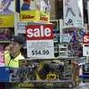 Khách hàng đông nghịt tại cửa hàng của hãng Toys-R-US ở Virginia trong Ngày thứ Sáu đen tối. (NGuồn: AFP/TTXVN)