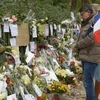 Người dân Pháp đặt hoa tưởng niệm các nạn nhân thiệt mạng trong vụ khủng bố tại khu vực gần nhà hát Bataclan. (Nguồn: AFP/TTXVN)