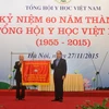 Chủ tịch Mặt trận Tổ quốc Việt Nam Nguyễn Thiện Nhân trao tặng bức trướng cho Tổng hội Y học VIệt Nam. (Ảnh: Quốc Khánh/TTXVN)