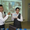 Kỹ sư Lê Trung Hiếu giới thiệu thiết bị Scale Doctor. (Ảnh: Hoàng Hải/Vietnam+)