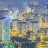 Quận Cầu Giấy, Hà Nội, với những tòa nhà, căn hộ cao cấp hiện đại lung linh trong đêm. (Ảnh: Trọng Đạt/TTXVN)