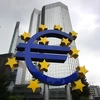 Logo đồng Euro phía trước trụ sở Ngân hàng Trung ương châu Âu ECB ở Frankfurt am Main, miền Tây nước Đức.(Nguồn: AFP/TTXVN)