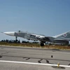 Máy bay chiến đấu Sukhoi Su-24M của Nga cất cánh từ sân bay quân sự Hmeymim để tiến hành không kích IS. (Nguồn: THX/TTXVN)