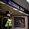 Cảnh sát gác bên ngoài nhà ga tàu điện ngầm Leytonstone ở London sau vụ tấn công. (Nguồn: AFP/TTXVN)