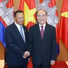 Chủ tịch Quốc hội Nguyễn Sinh Hùng đón và hội đàm với Samdech Say Chhum. (Ảnh: Nhan Sáng/TTXVN)