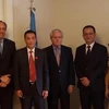 Chủ tịch lâm thời Thượng viện Argentina Federico Pinedo (đứng giữa) tiếp đoàn Quốc hội Việt Nam. (Ảnh: Diệu Hương/Vietnam+)
