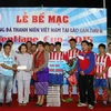 Đội giành giải Nhì trao tặng tiền thưởng cho các tổ chức từ thiện và trường khuyết tật của Lào. (Ảnh: Phạm Kiên/Vietnam+)