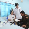 Bệnh viện 175 tổ chức khám bệnh cấp thuốc miễn phí cho người có công với cách mạng Lào và Việt Nam. (Ảnh: Hồng Pha/TTXVN)
