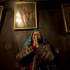 Người hành hương cầu nguyện tại nhà thờ Nativity ở thánh địa Bethlehem. (Nguồn: AP)