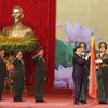 Chủ tịch nước Trương Tấn Sang gắn Danh hiệu Anh hùng Lao động lên lá cờ truyền thống của Ngân hàng Thương mại Cổ phần Quân đội. (Ảnh: Nguyễn Khang/TTXVN)
