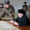 Nhà lãnh đạo Kim Jong-Un (phải, trước) thị sát một cuộc diễn tập của quân đội Triều Tiên. (Nguồn: Yonhap/TTXVN)