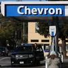Người dân mua xăng tại trạm xăng của Hãng Chevron ở Corte Madera, California, Mỹ. (Nguồn: AFP/TTXVN)