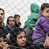 Người tị nạn và di cư đợi để qua biên giới Hy lạp-Macedonia. (Nguồn: AFP/TTXVN)