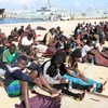 Người di cư sau khi được cứu ngoài khơi Libya. (Nguồn: THX/TTXVN)