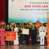 Chủ tịch nước Trương Tấn Sang trao tặng danh hiệu Anh hùng Lao động cho Nhà hát Nghệ thuật đương đại Việt Nam. (Ảnh: Nguyễn Khang/TTXVN)