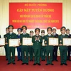 Đại tướng Đỗ Bá Tỵ trao bằng khen của Bộ Quốc phòng cho các học viên tốt nghiệp thủ khoa xuất sắc năm 2015. (Ảnh: Phạm Kiên/TTXVN)