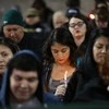 Người dân Mỹ thắp nến tưởng niệm các nạn nhân vụ xả súng tại San Bernardino, bang California. (Nguồn: AFP/TTXVN)