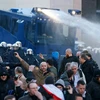 Cảnh sát Đức ​dùng vòi rồng để giải tán đám đông quá khích. (Nguồn: Reuters)
