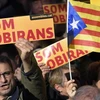 Người dân vùng Catalonia tuần hành ủng hộ việc tách khỏi Tây Ban Nha ở Barcelona. (Nguồn: AFP/TTXVN)